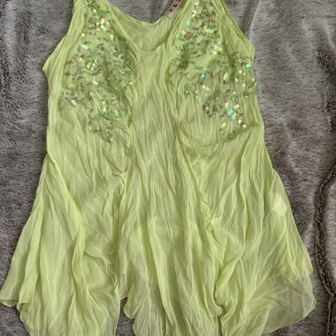 Top verde con paillettes senza maniche