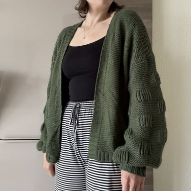 Cardigan verde lavorato a maglia con maniche a palloncino
