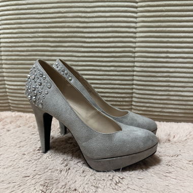 Grau-samtige Pumps mit hohem Absatz und Strass