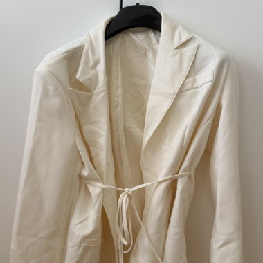 Weisser Blazer mit Bindeguertel