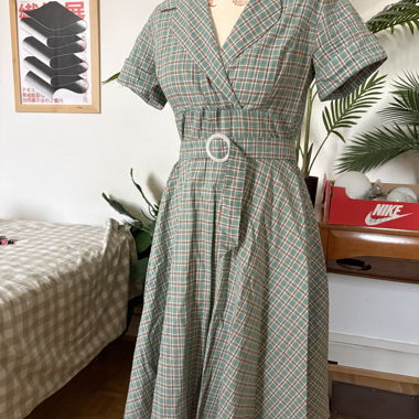 Robe à carreaux ceinturée