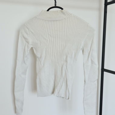 Maglione bianco a collo alto a coste