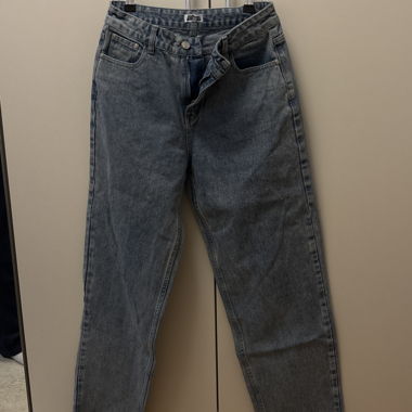 Graue Jeans mit hoher Taille