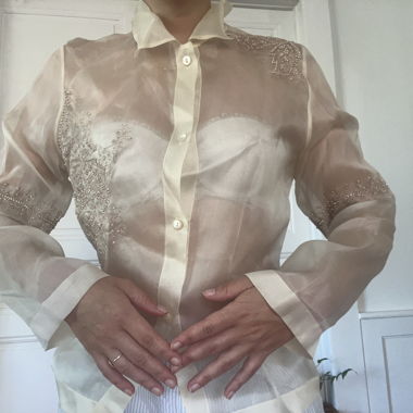 Chemisier transparent satiné brodé en soie 