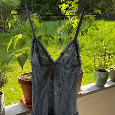 Süsses, blaues Spitzenkleid