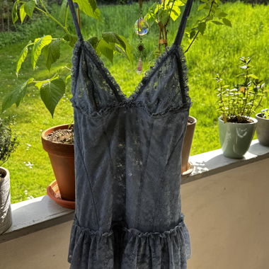Süsses, blaues Spitzenkleid