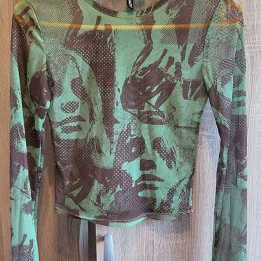 Graphic mesh top