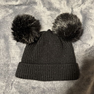 Schwarze Bommelmuetze