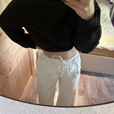 Weisse Sommerjeans mit elastischem Bund