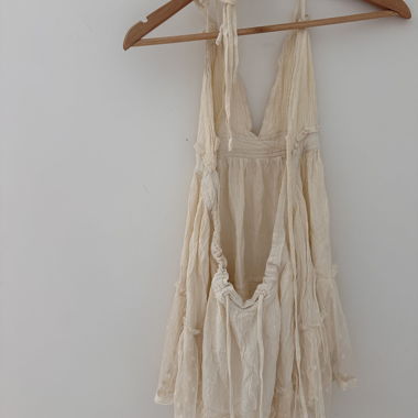 Cremefarbendes Halter-Minikleid