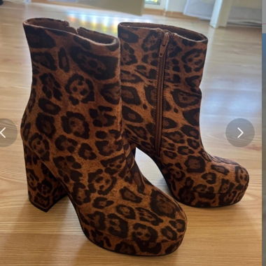 Stivaletti con stampa leopardata