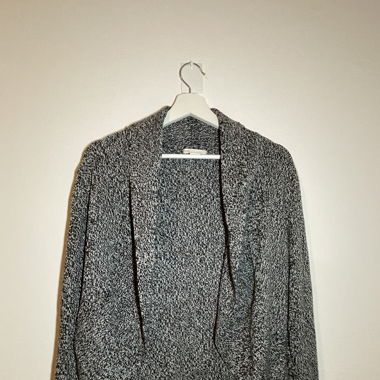 Langärmlige, grauweisse Strickjacke