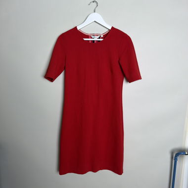 Rotes gestreiftes Strickkleid