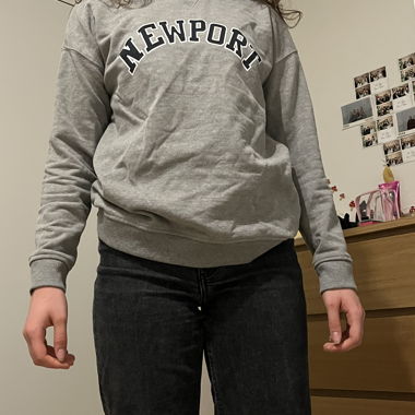 graues Sweatshirt mit der Aufschrift NEWPORT