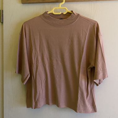Slightly cropped T-shirt with small collar
