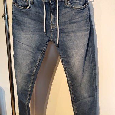 Jeans slim con cordoncino