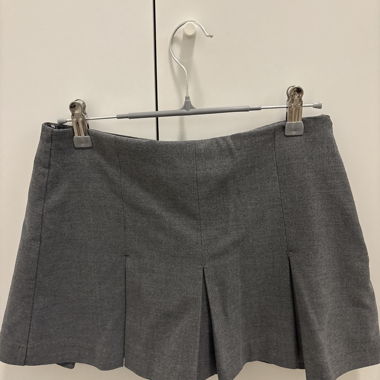 Grauer plissierter Mini-Skort