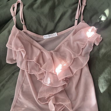 pink top