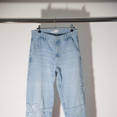 Jeans mit Blumen Details