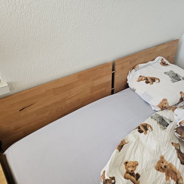 Letto in legno con testiera