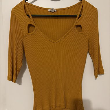 Top a coste color senape con ritagli