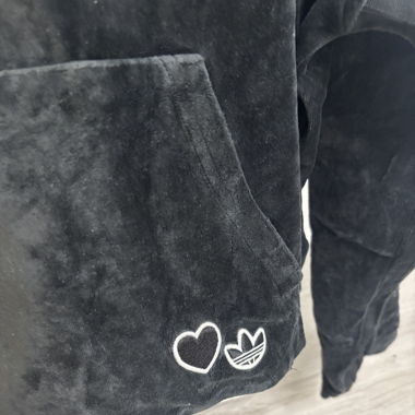 Adidas Hoodie mit Rüschenärmel