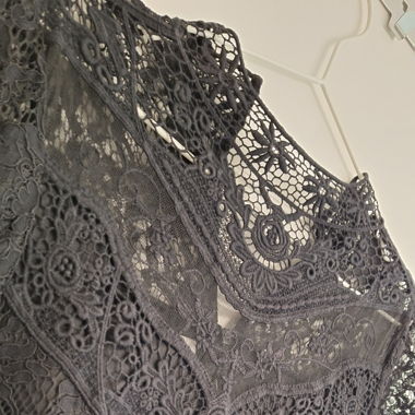 Schwarzes Kleid mit Spitzenverzierung