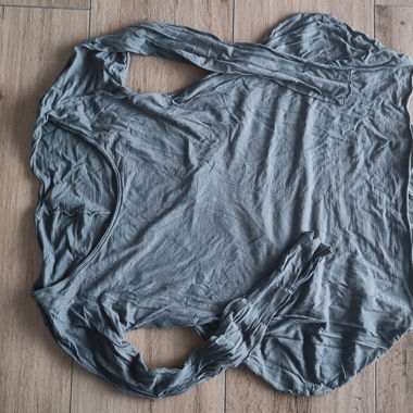 Top grigio senza maniche
