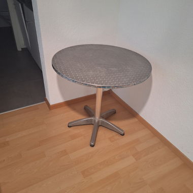 Table ronde en métal