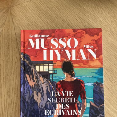“La vie secrète des écrivains” by Musso in French
