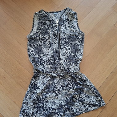 Salopette courte fleurie à zip