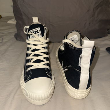 Schwarze High-Top-Sneaker BK