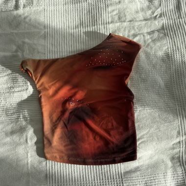 Asymmetrisches orangefarbenes Top