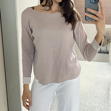 Rosa Pullover mit gekrempelten Ärmeln