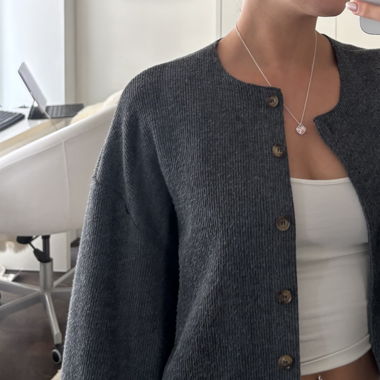 Graue Strickjacke
