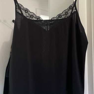 Top in pizzo nero