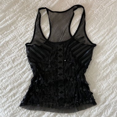 Schwarzes Mesh-Top mit Pailetten
