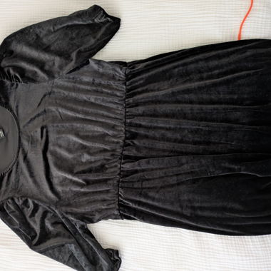 Vestito in velluto nero con maniche a sbuffo