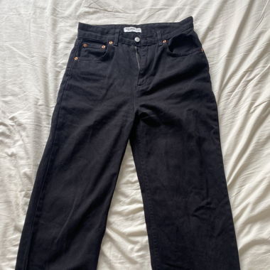 black cropped jeans 