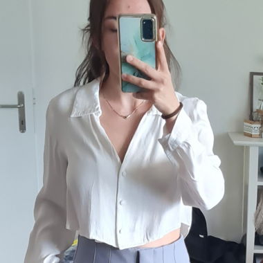 Blusa corta bianca con bottoni