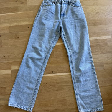 Hellblaue High-Waist-Jeans