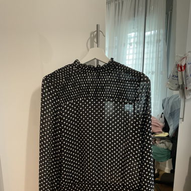 Schwarze Bluse mit weissen Punkten