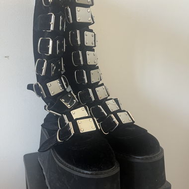 Bottes plateforme noires Demonia à boucles