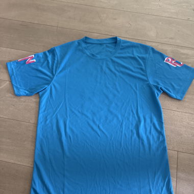 Kurzes Sportshirt mit Auschrift