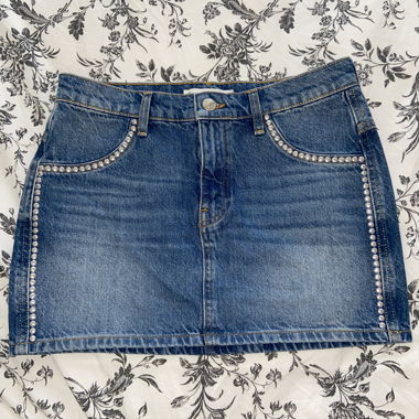 Mini jupe en jean cloutée
