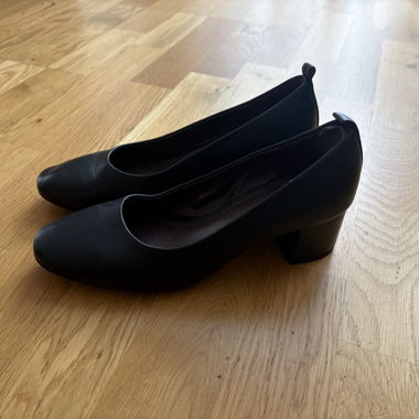 Black Pumps