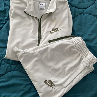 Beiger Nike Trainingsanzug