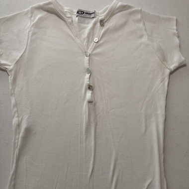 Weisses T-Shirt mit Knopfleiste