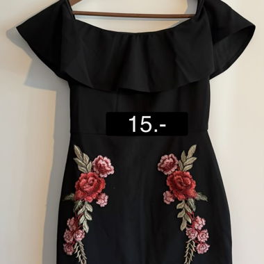 Schwarzes Off-Shoulder Kleid