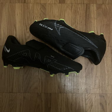 Crampons de football noirs